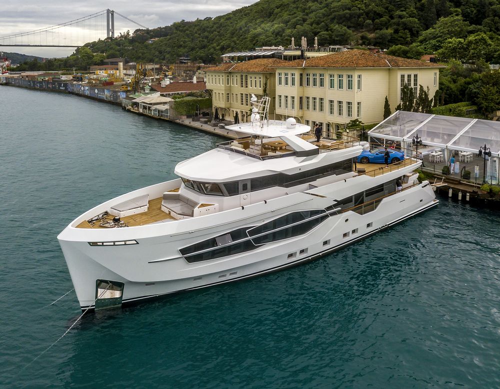 Yacht di lusso Numarine 32XP: varato il primo esemplare