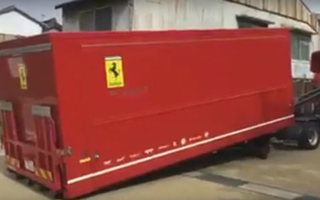 Ferrari scaricata da un camion attrezzato [Video]