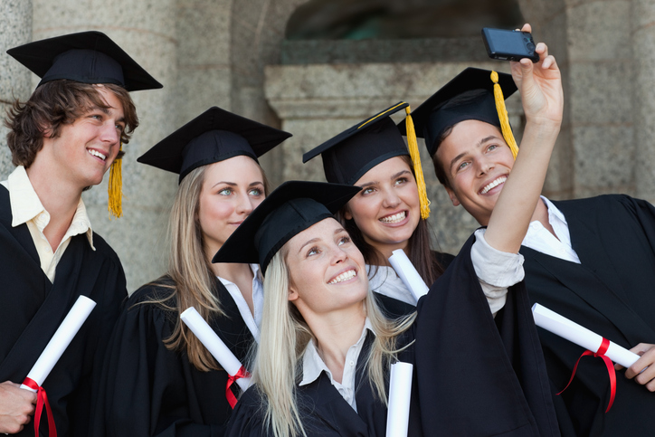 Per la laurea gonna e scollatura carina, la gaffe dell’università di Bruxelles