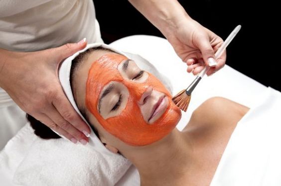 Maschera viso anti age all&#8217;amido di mais e carota, la ricetta e i passaggi