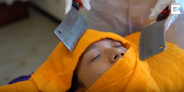 Trattamenti corpo bizzarri: da Taiwan arriva il massaggio relax con i coltelli (Video)