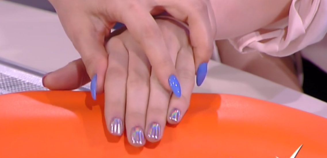 Nail art: le unghie con effetto olografico