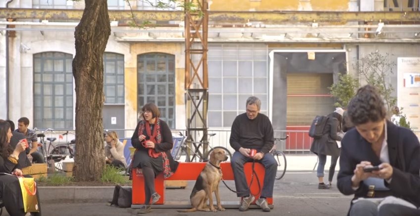 Nescafé The Hello Bench: la panchina che accorcia le distanze fra perfetti sconosciuti