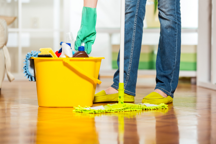 Come organizzare le pulizie di casa quando si lavora