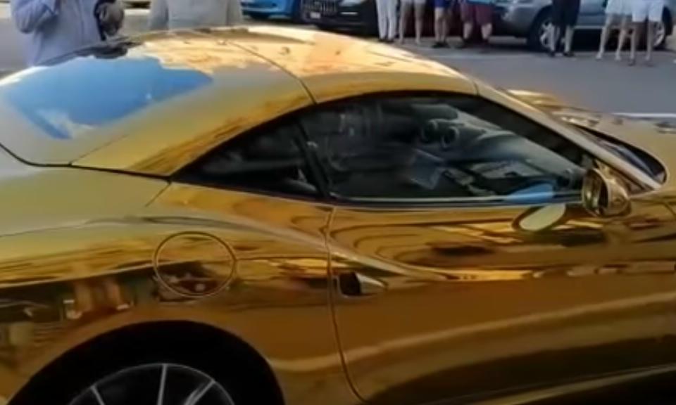 Ferrari California in livrea oro [Video]