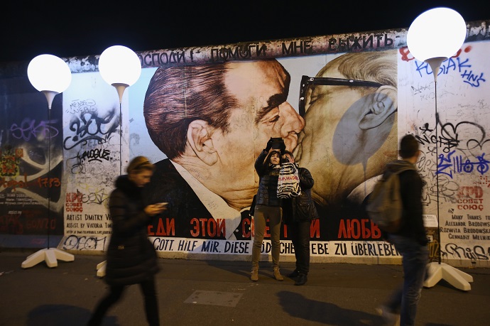 Giornata Internazionale del Bacio: i murales con i baci più famosi
