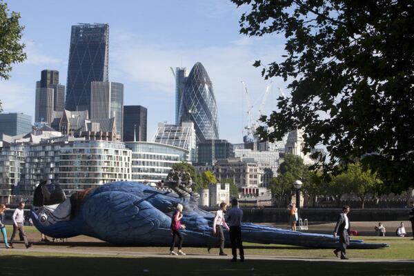 Monty Python, la scultura del &#8220;Norvegese Blu&#8221; installata a Londra