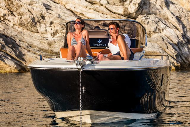 Cannes Yachting Festival 2017: Invictus Yachts espone il 240CX