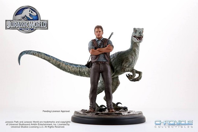 Jurassic World: la statua di Owen e il Velociraptor Blue di Chronicle Collectibles