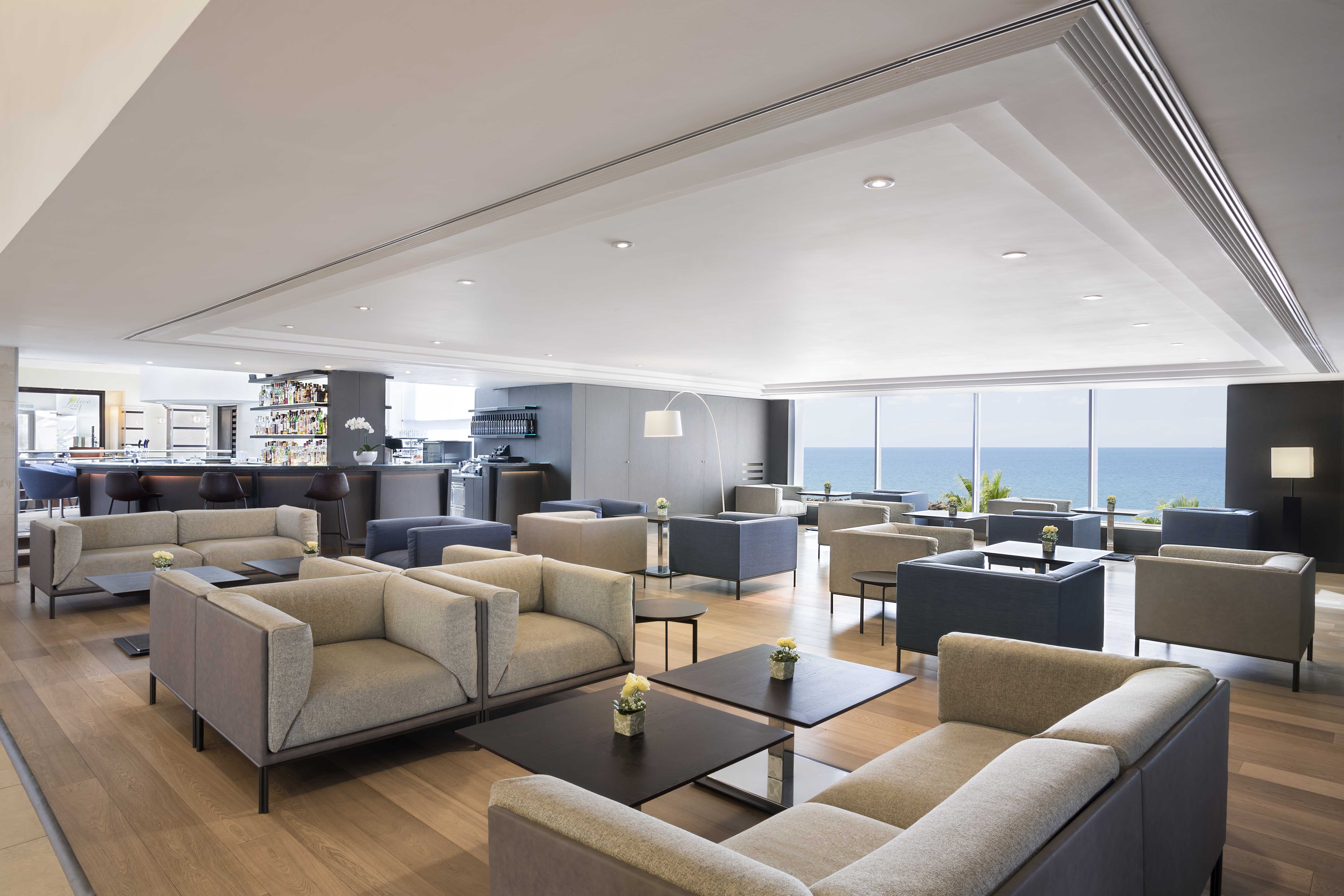 Hotel Sheraton Tel Aviv: le poltroncine Betty e Clou di MY home collection arredano la hall