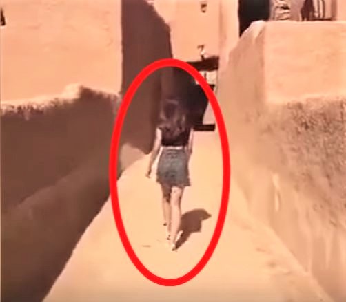 Modella saudita diventa fuorilegge: la sua minigonna dà scandalo