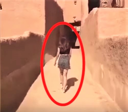 Modella saudita minigonna