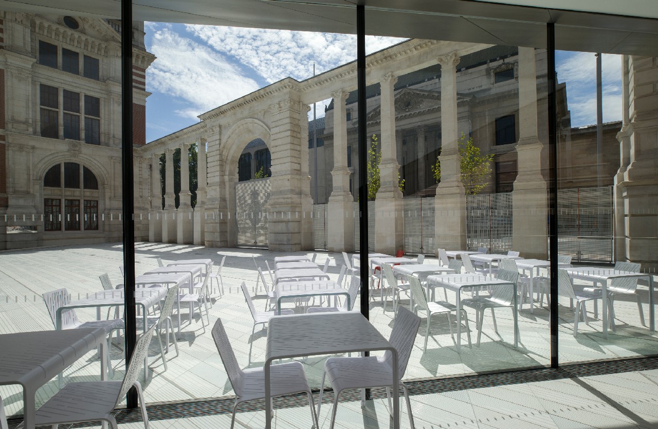 V&A Museum Londra Exhibition Road Quarter: la sedia 8mm e il tavolo 6mm di Moroso