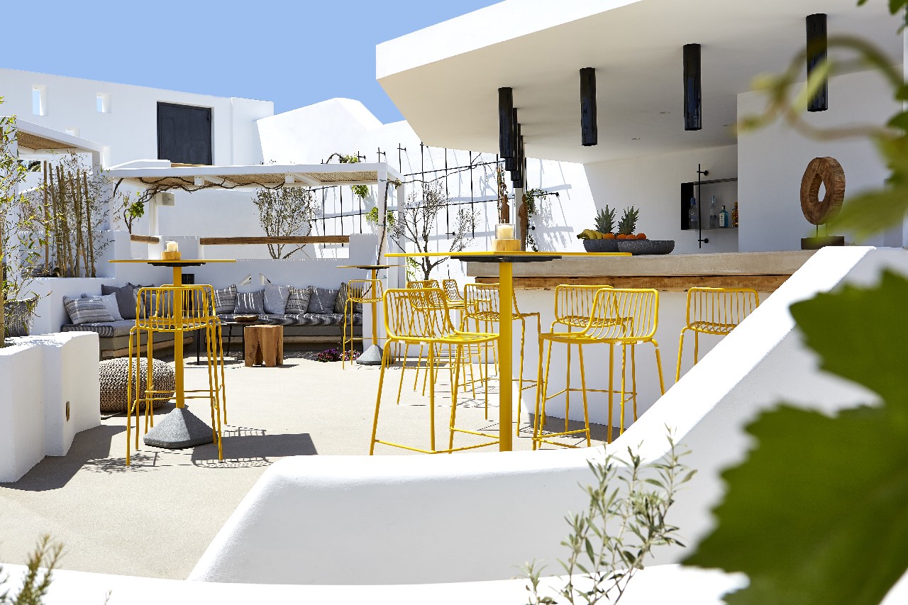 Pyrgos Restaurant Santorini: il design ricercato e il comfort di Pedrali