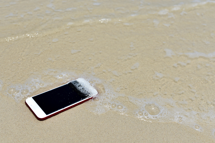 Cosa fare se il telefono cade in acqua