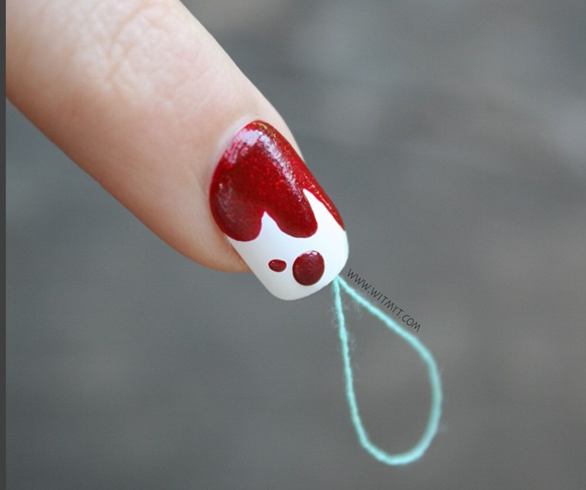 Tamponi nail art contro il tabù delle mestruazioni