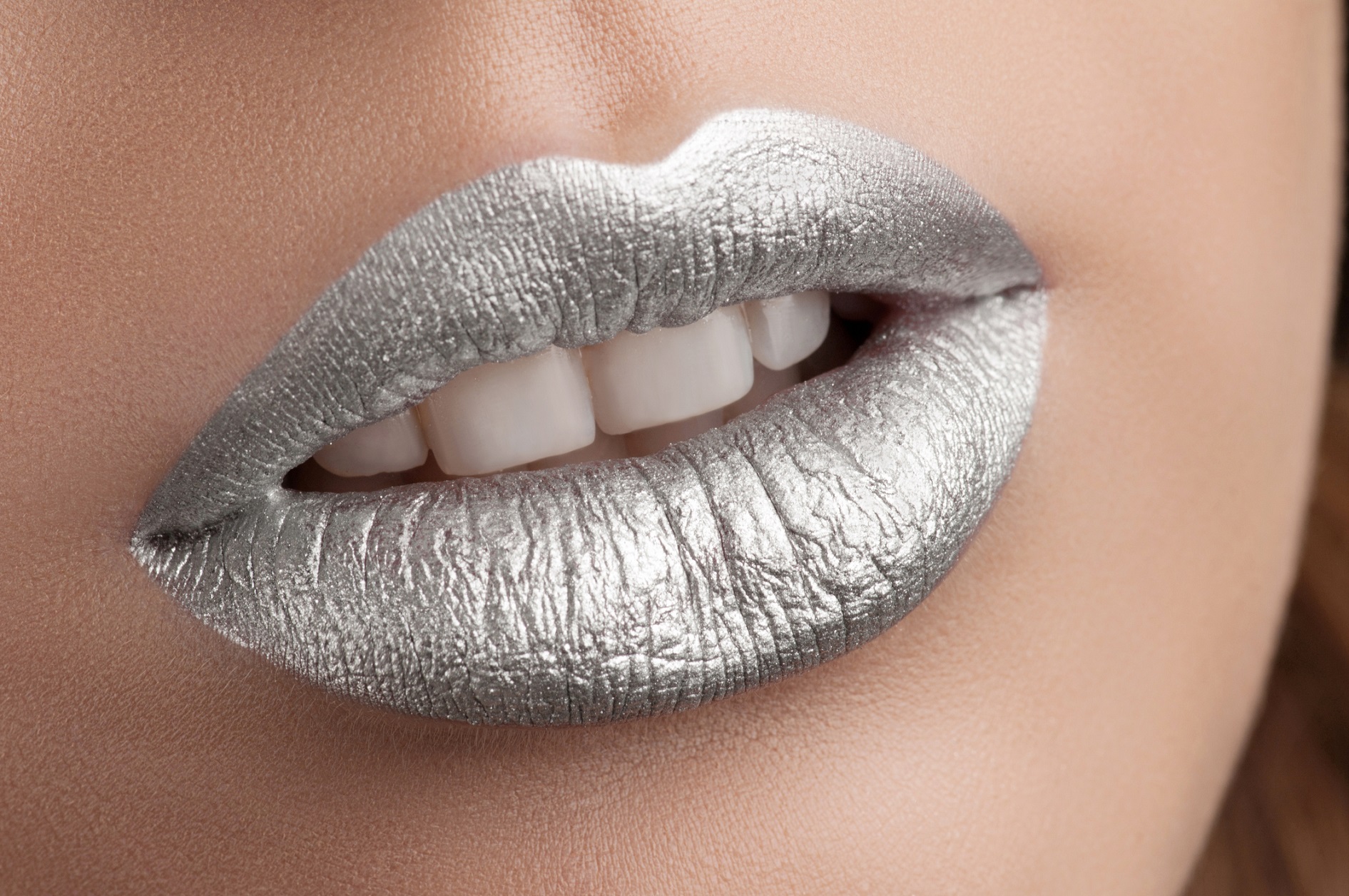 Make up per l’estate: labbra metalliche per un look originale