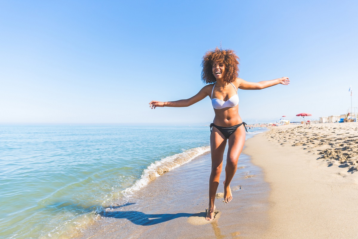 Capelli ricci in spiaggia, i consigli per mantenerli sani e forti