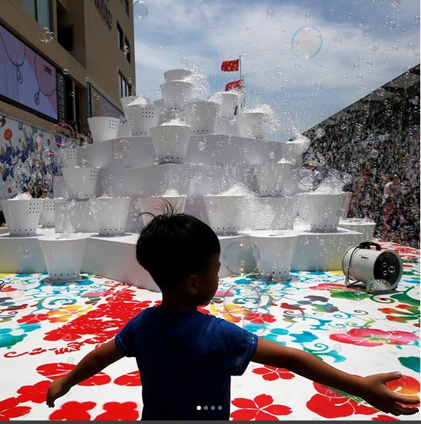 Hong Kong, l&#8217;installazione realizzata con le bolle di sapone