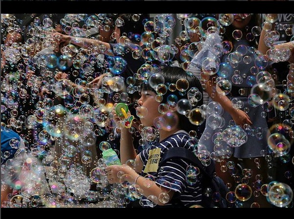 Hong Kong, l&#8217;installazione realizzata con le bolle di sapone