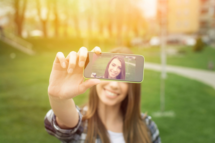 Il declino del selfie: le donne preferiscono le foto spontanee