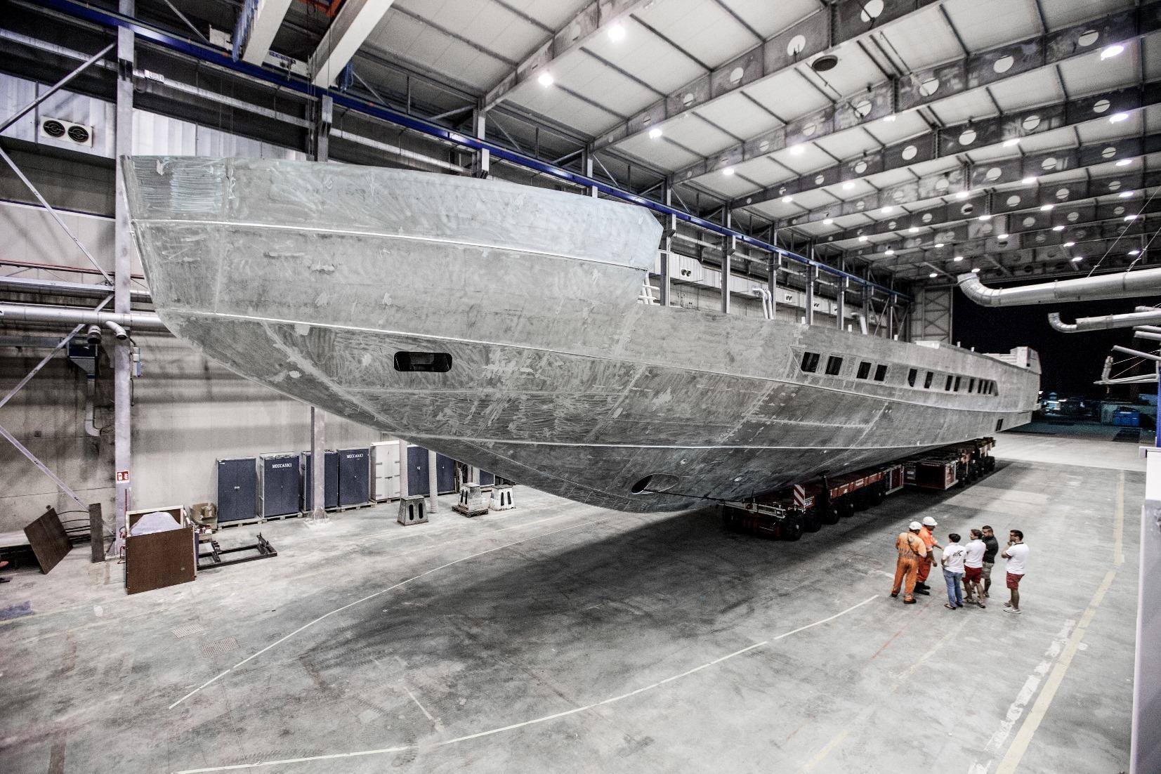 Lo yacht di lusso Pershing 140 si muove e si avvicina al grande giorno