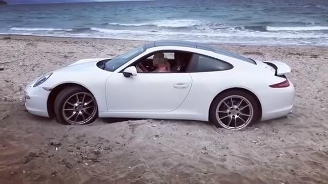Donna su Porsche 911 bloccata sulla spiaggia [Video]