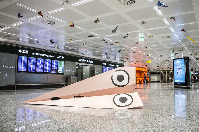 A Milano Malpensa l&#8217;installazione di aeroplanini di carta per rispettare l&#8217;ambiente