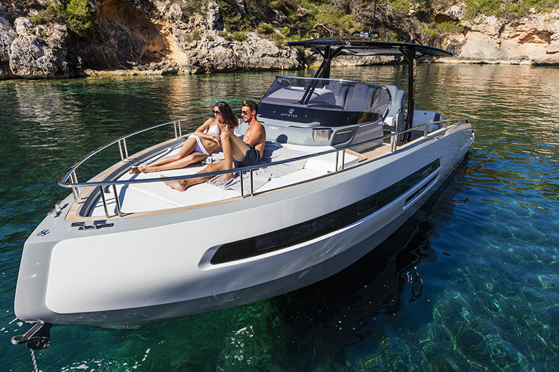 Salone Nautico Cannes 2017: Invictus Yacht 370 GT Hardtop world premier