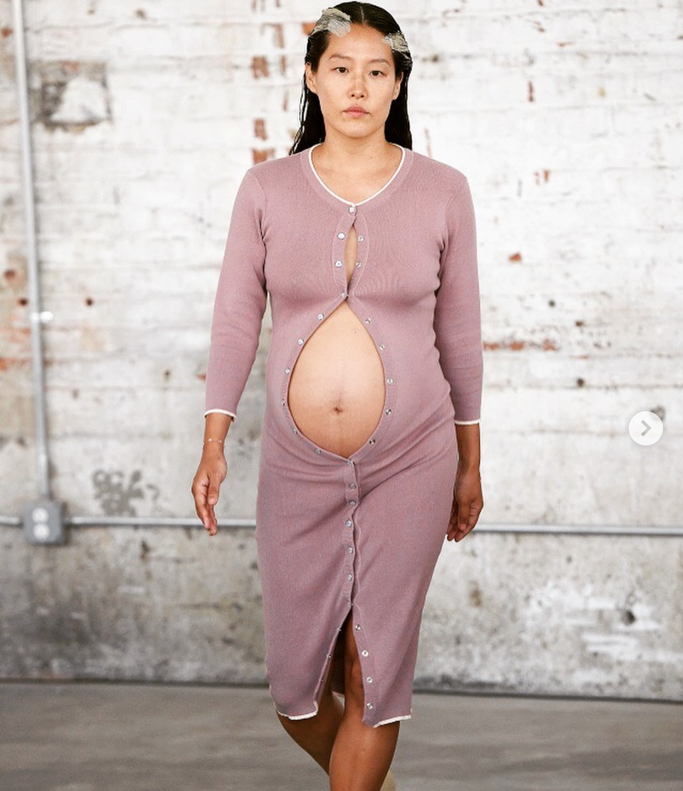 Modella incinta di 8 mesi sfila alla New York Fashion Week