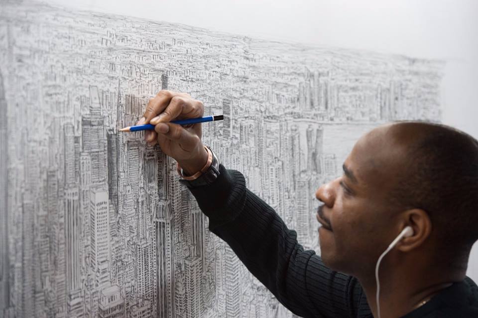 Stephen Wiltshire, l’artista che disegna lo skyline di New York a memoria dopo un giro in elicottero