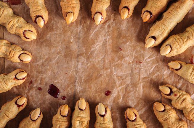 I biscotti di Halloween a forma di dita di strega con la ricetta facile