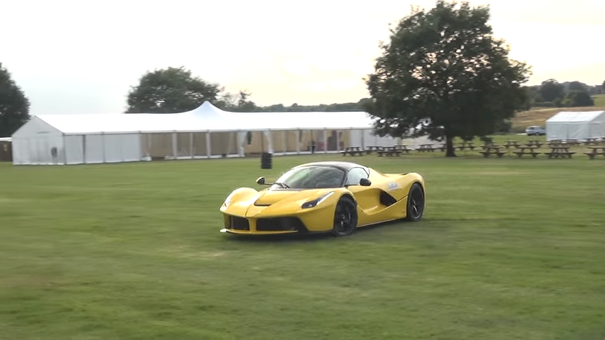 Ferrari LaFerrari Aperta disegna un prato nobiliare [Video]