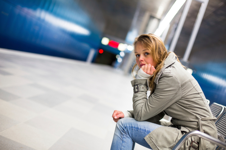 Video contro le molestie sulle donne: ragazza si alza la gonna in metropolitana