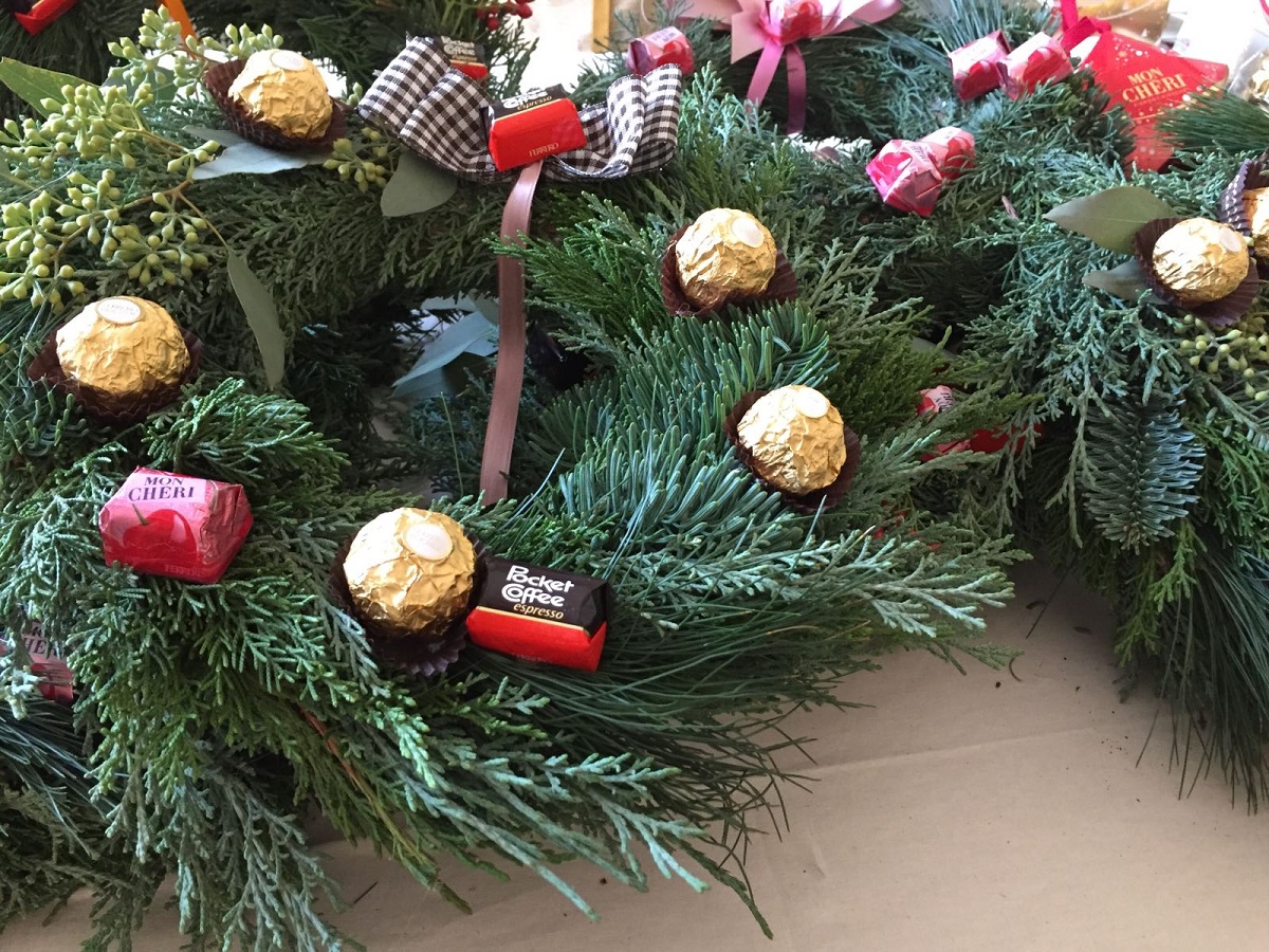 Addobbi di Natale fai da te: ghirlanda natalizia con praline Ferrero