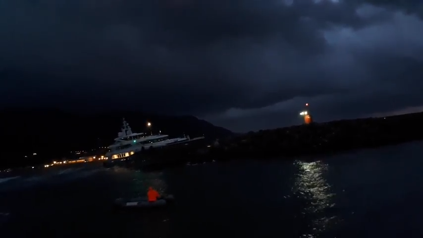 Yacht di lusso di 46 metri sbatte sugli scogli con il mare mosso [Video]