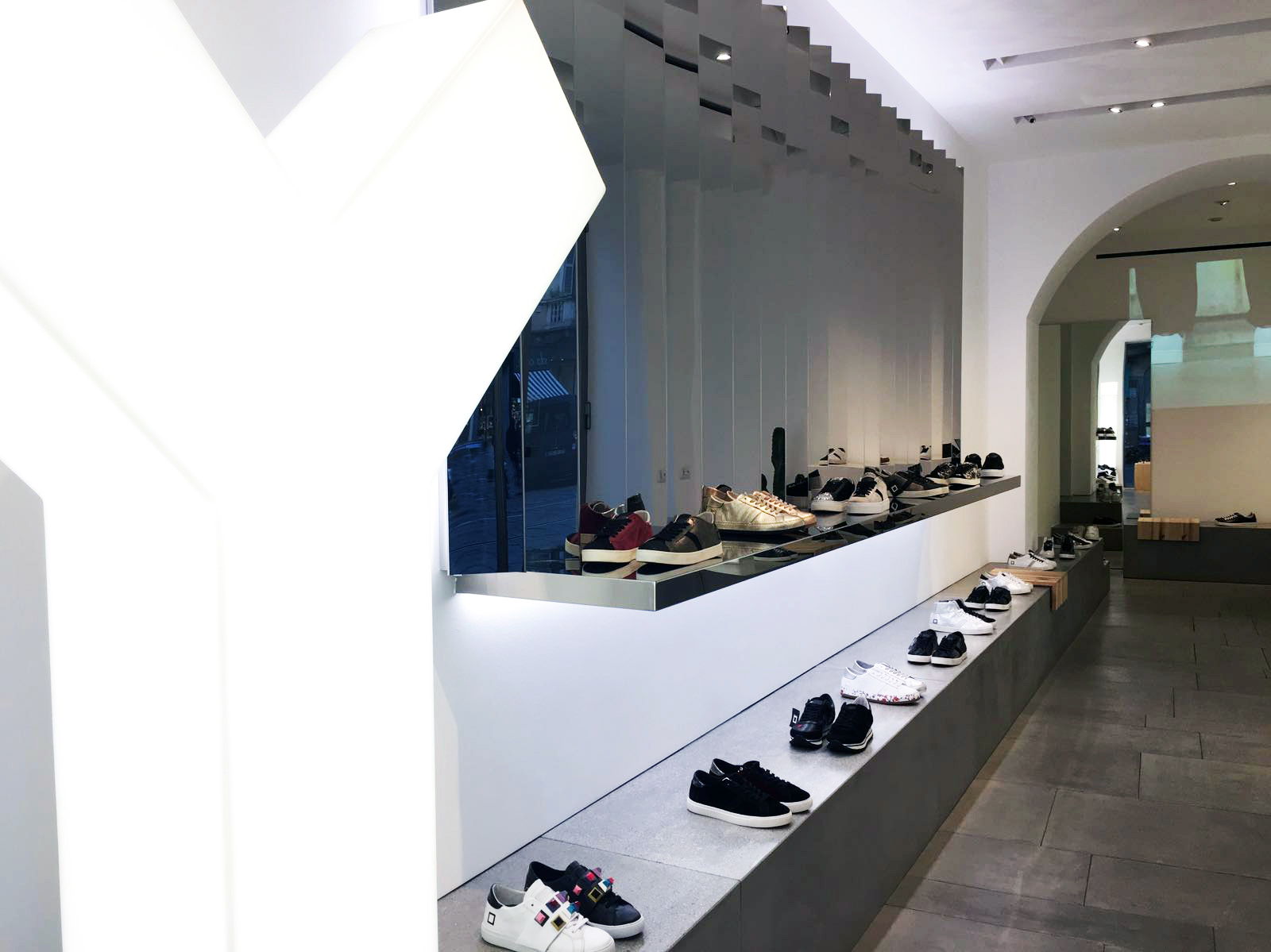 Negozio Date Milano: Modoluce illumina il flagship store