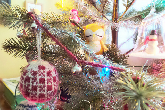 Decorazioni per l'albero di Natale all'uncinetto