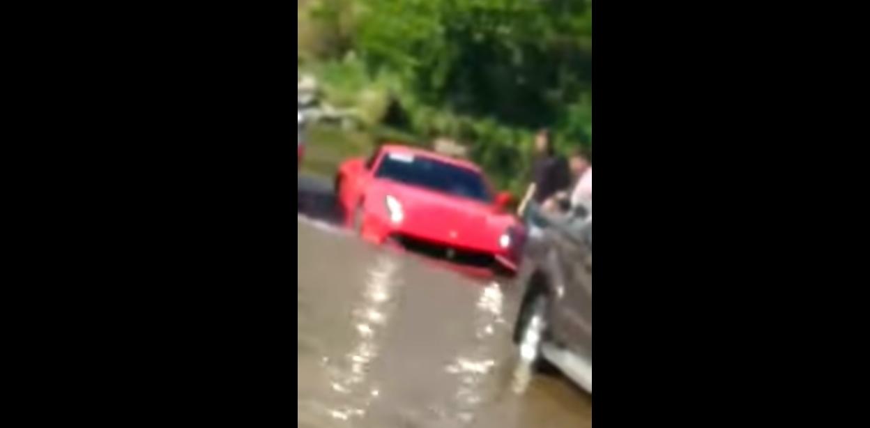 Ferrari F12berlinetta annega nell’acqua e nel fango a Cordoba [Video]