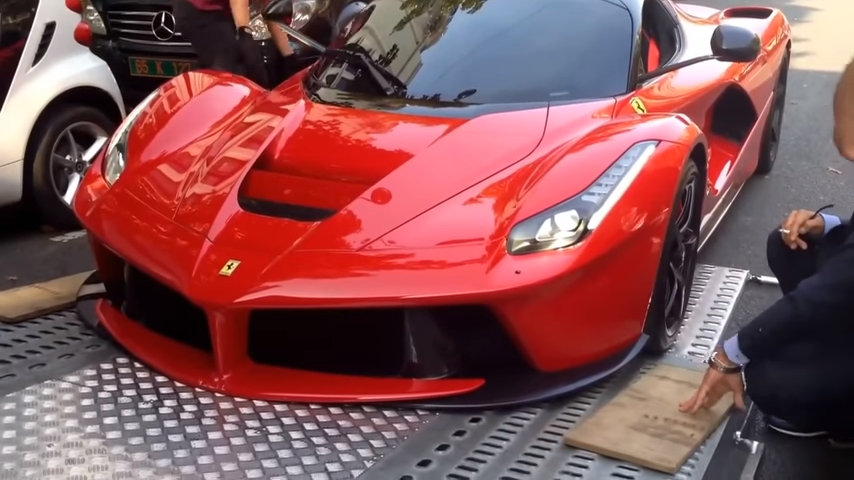 Ferrari LaFerrari striscia per salire sulla bisarca [Video]