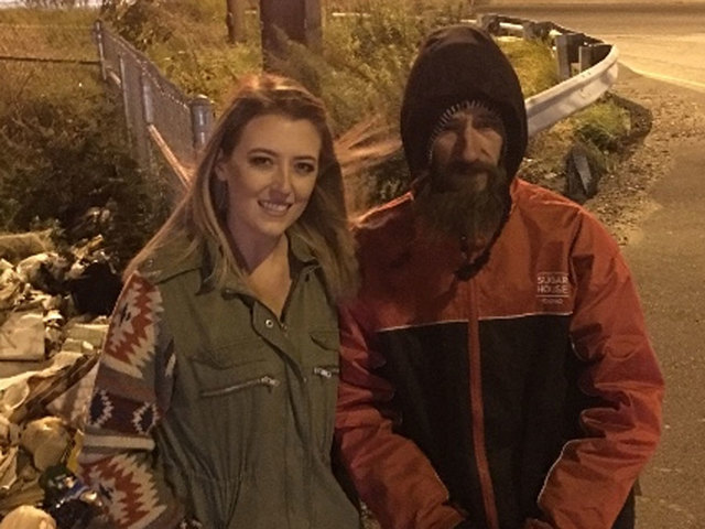 Un senzatetto le regala gli ultimi 20 dollari per la benzina e lei ne raccoglie per lui 291 mila tramite crowdfunding