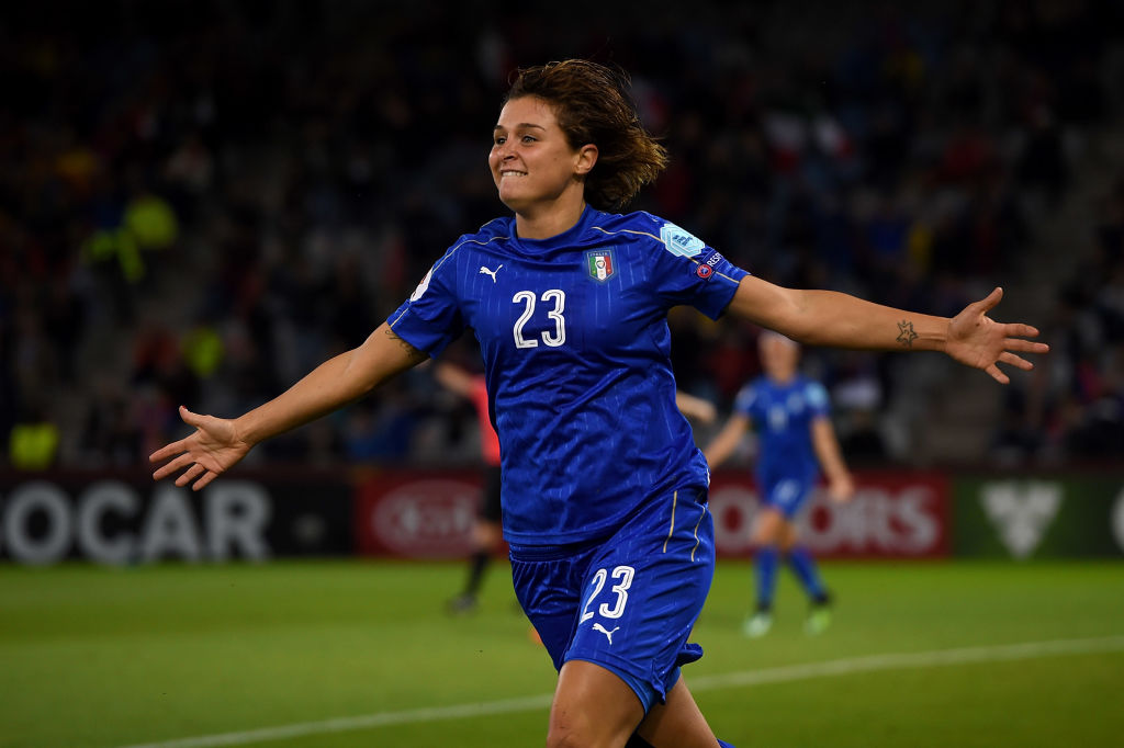 Le ragazze della nazionale italiana femminile di calcio guidate da Milena Bertolini