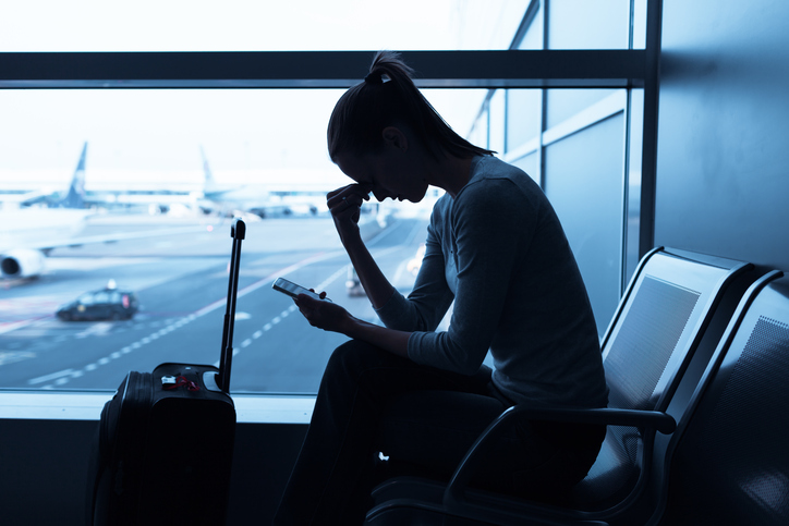 Tradimento, scopre l’infedeltà del marito durante un volo e fa atterrare l’aereo