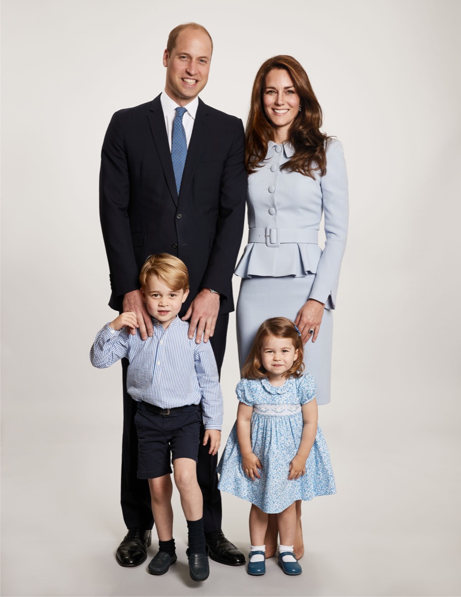 Auguri di Natale 2017 dalla Royal Family: Kate Middleton e famiglia finiscono in cartolina
