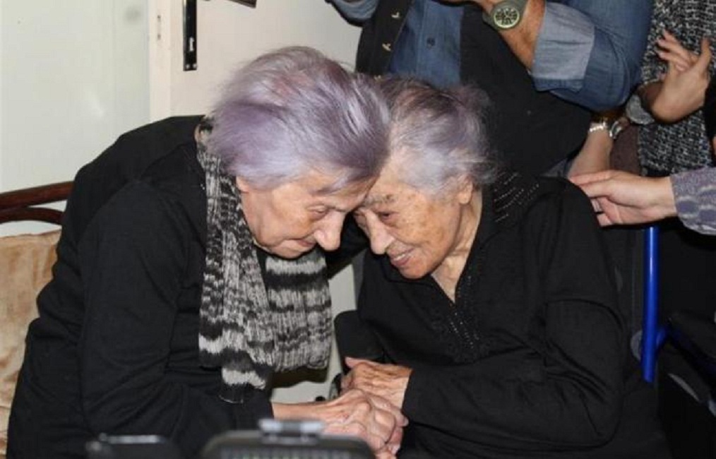 Buon compleanno a Fefè che compie 106 anni, la nonnina siciliana festeggia con la sorella di 112 anni
