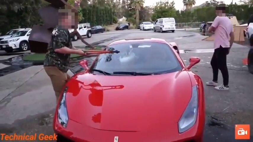 Ferrari 488 Spider ferita senza alcun motivo [Video]