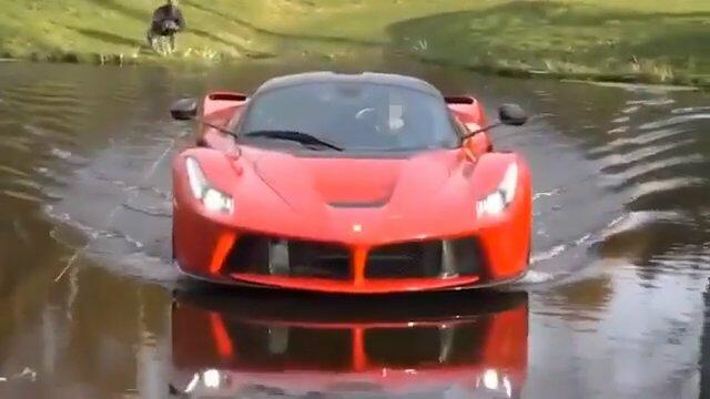 Ferrari LaFerrari cammina sulle acque [Video]