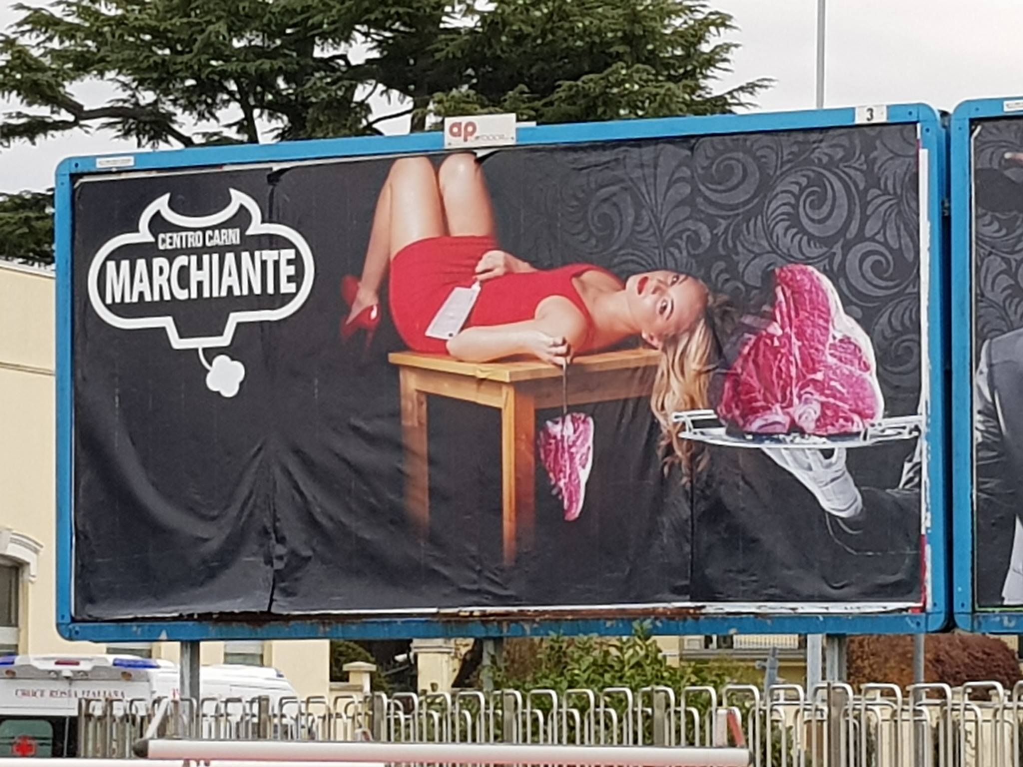 Donna paragonata a un pezzo di carne: rimosso un cartellone pubblicitario
