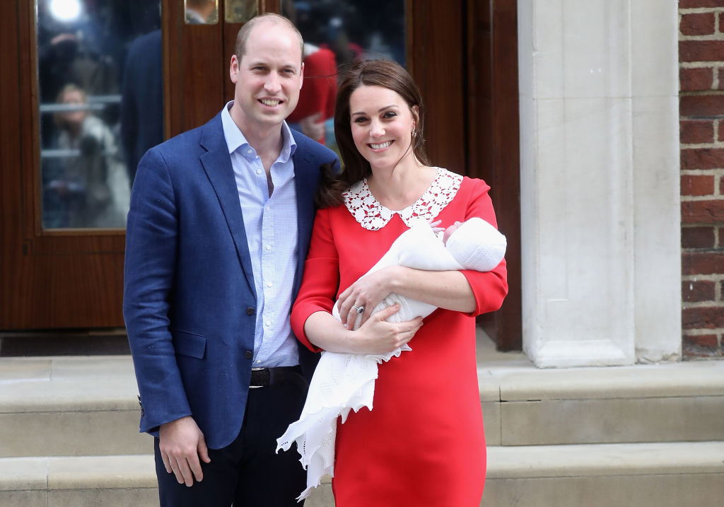 Kate Middleton in rosso come Lady D per la prima uscita pubblica con il terzo royal baby