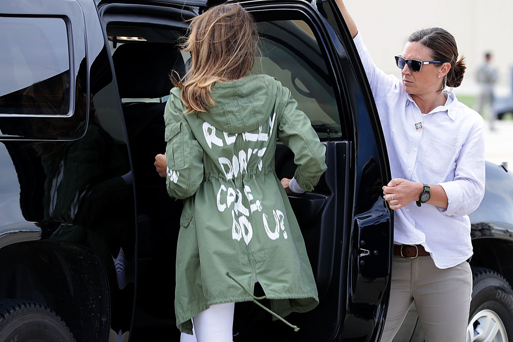 Melania Trump visita un centro per bambini migranti&#8230; con una giacca molto ambigua!
